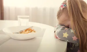 Smutna dziewczynka z ARFID co to? Nie chce jeść naleśników z talerza.
