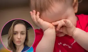 Małe dziecko krzyżuje palce u rąk, zasłaniając twarz. Obok w okręgu kobieta mówi coś do kamery.