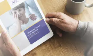 Poradnik "Opieka nad chorym na alzheimera" na tablecie. Podpowiada, jak wytrzymać z chorym na alzheimera, oferując wsparcie opiekunom.