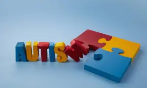 Kolorowe litery układają się w napis AUTISM, obok leżą niedopasowane elementy układanki. Czy to symbol poszukiwania leku na autyzm?