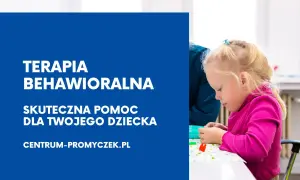 Terapia behawioralna dla dzieci: mała dziewczynka skupiona na zabawie klockami, wspierana przez terapeutę. Centrum-promyczek.pl