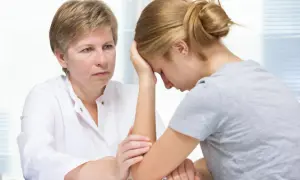 Lekarka pociesza pacjentkę z objawami niedoczynności przysadki mózgowej.
