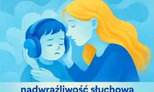 Dziecko z autyzmem w słuchawkach, które łapie się za uszy, czuje się przytłoczone dźwiękami. Mama delikatnie dotyka jego ucha, oferując wsparcie.