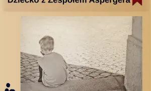Chłopiec z zespołem Aspergera siedzi sam na schodach, co wyklucza spontaniczne interakcje społeczne.