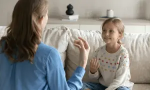 Terapia pomaga dziecku z autyzmem i nadwrażliwością słuchową w komunikacji.