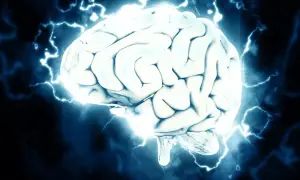 Biały mózg otoczony błyskawicami, symbolizujący potężną pamięć sensoryczną i szybkie przetwarzanie informacji.
