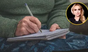 Dłoń seniora pisze w zeszycie, ćwicząc pamięć. Obok uśmiechnięta twarz młodej kobiety.