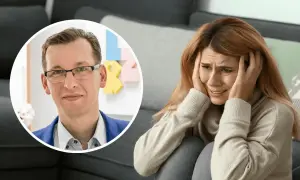 Mężczyzna w okularach i niebieskiej marynarce obok cierpiącej kobiety. Może to symbolizować pomoc w trudnym epizodzie psychicznym.