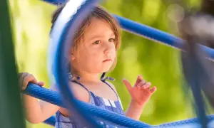 Mała dziewczynka z zainteresowaniem przygląda się otoczeniu, być może to oznaka jej wyjątkowego sposobu postrzegania świata, jak w przypadku asperger u dziewczynek.