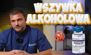 Mężczyzna w kitlu omawia wszywkę alkoholową. Obok buteleczka Disulfiramu WZF, czyli esperal. Co to jest i jak działa?