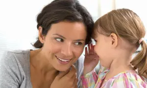 Dziecko szepcze mamie do ucha. Czyżby powtarzanie tego samego choroba?