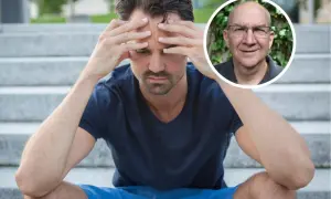 Mężczyzna z rękami na czole, zamyślony. Obok jego twarz starszego mężczyzny. Czy to otępienie?