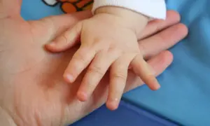 Dłoń dziecka na dłoni dorosłego. To pierwszy, ważny krok w programie rozwoju.