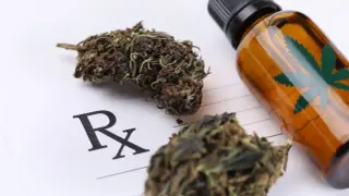 Susz konopny i buteleczka z kroplomierzem na receptę. Czy to THC?