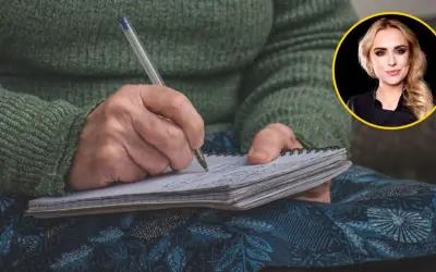 Dłoń seniora pisze w zeszycie, ćwicząc pamięć. Obok uśmiechnięta twarz młodej kobiety.