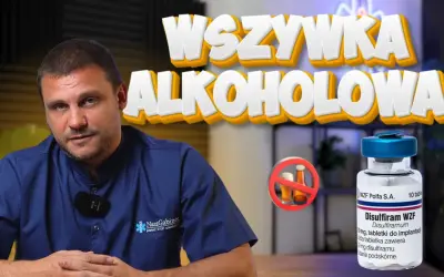 Mężczyzna w kitlu omawia wszywkę alkoholową. Obok buteleczka Disulfiramu WZF, czyli esperal. Co to jest i jak działa?