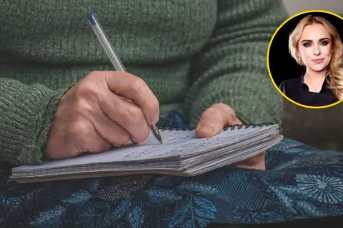 Dłoń seniora pisze w zeszycie, ćwicząc pamięć. Obok uśmiechnięta twarz młodej kobiety.