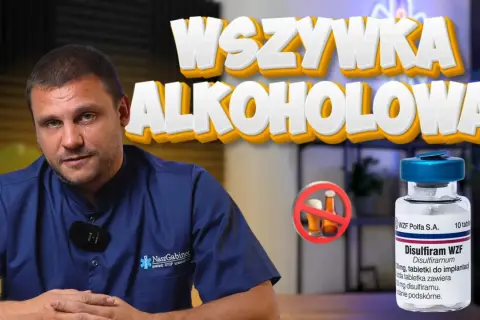 Mężczyzna w kitlu omawia wszywkę alkoholową. Obok buteleczka Disulfiramu WZF, czyli esperal. Co to jest i jak działa?