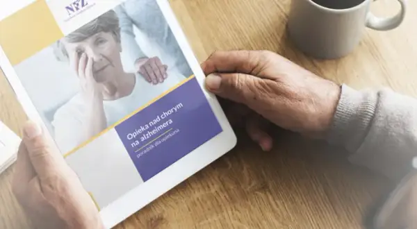 Poradnik "Opieka nad chorym na alzheimera" na tablecie. Podpowiada, jak wytrzymać z chorym na alzheimera, oferując wsparcie opiekunom.