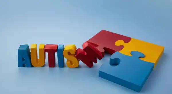 Kolorowe litery układają się w napis AUTISM, obok leżą niedopasowane elementy układanki. Czy to symbol poszukiwania leku na autyzm?