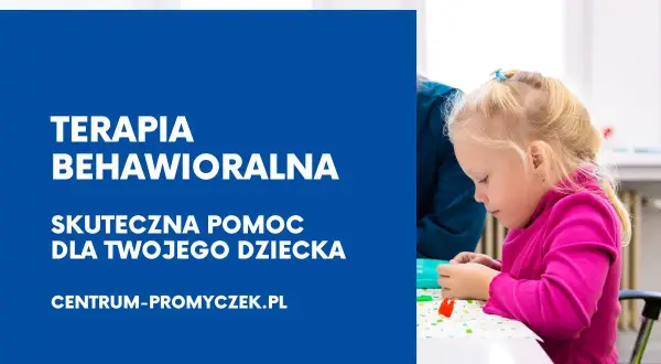 Terapia behawioralna dla dzieci: mała dziewczynka skupiona na zabawie klockami, wspierana przez terapeutę. Centrum-promyczek.pl