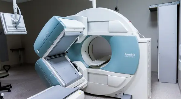 Nowoczesny aparat Symbia TruePoint SPECT-CT, gotowy do wykonania precyzyjnego badania.