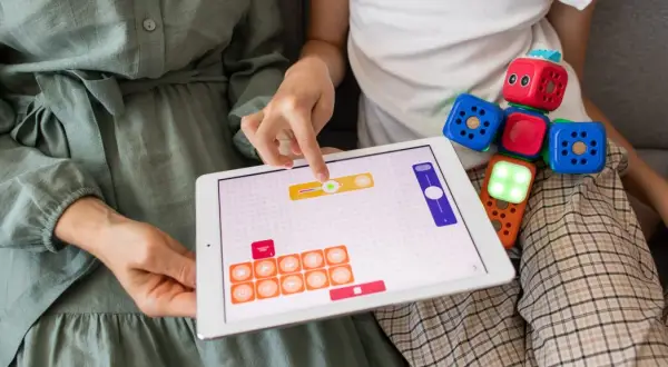 Plan pracy terapeutycznej z dzieckiem autystycznym: interaktywna zabawa z klockami i tabletem, rozwijająca logiczne myślenie i kreatywność.
