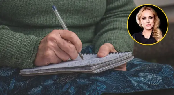 Dłoń seniora pisze w zeszycie, ćwicząc pamięć. Obok uśmiechnięta twarz młodej kobiety.