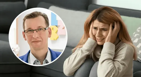 Mężczyzna w okularach i niebieskiej marynarce obok cierpiącej kobiety. Może to symbolizować pomoc w trudnym epizodzie psychicznym.