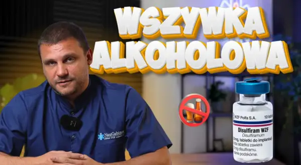 Mężczyzna w kitlu omawia wszywkę alkoholową. Obok buteleczka Disulfiramu WZF, czyli esperal. Co to jest i jak działa?