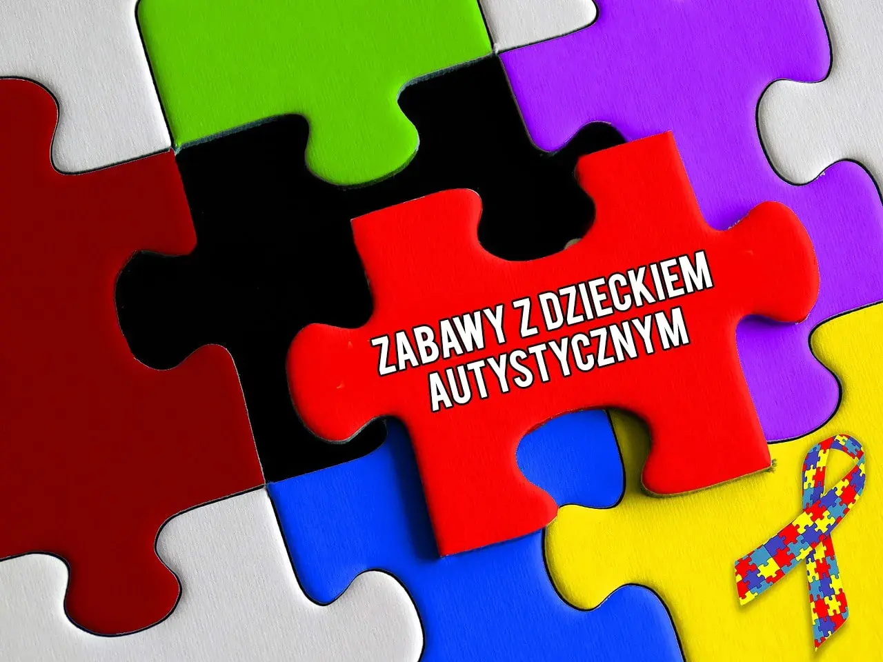 Kolorowe puzzle symbolizują przykładowe zabawy z dzieckiem autystycznym. Czerwony element z napisem "ZABAWY Z DZIECKIEM AUTYSTYCZNYM" i wstążka z puzzli.