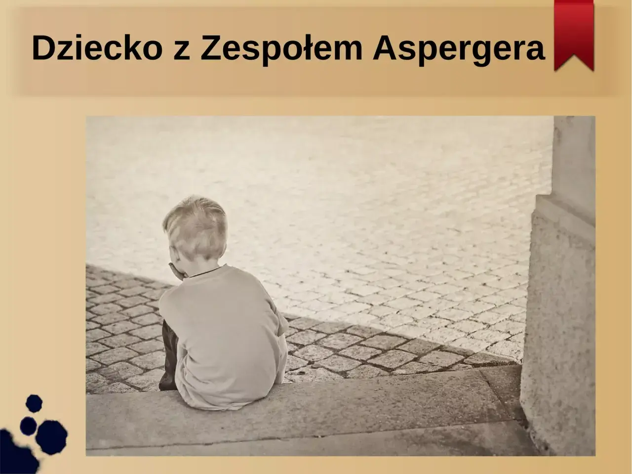 Chłopiec z zespołem Aspergera siedzi sam na schodach, co wyklucza spontaniczne interakcje społeczne.