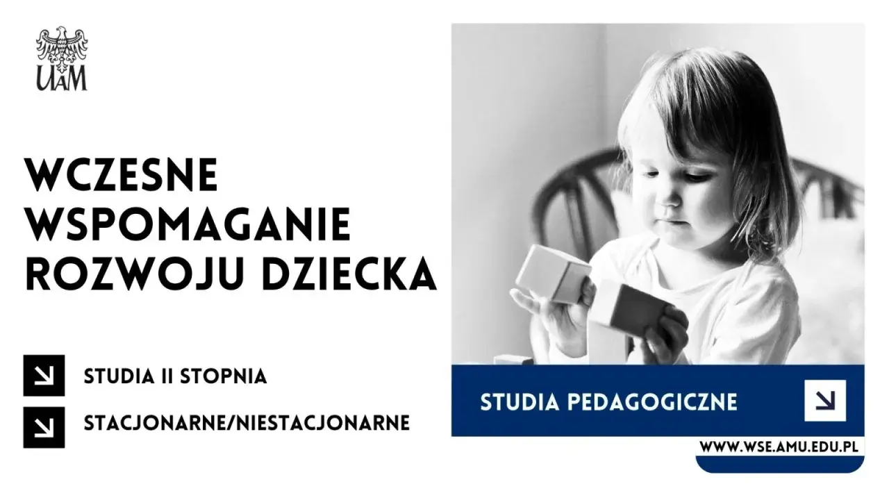 Małe dziecko bawi się klockami. Plakat informuje o studiach II stopnia z wczesnego wspomagania rozwoju dziecka.