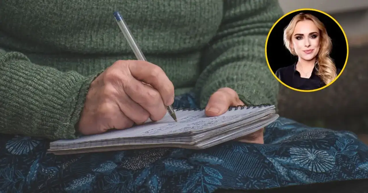Dłoń seniora pisze w zeszycie, ćwicząc pamięć. Obok uśmiechnięta twarz młodej kobiety.