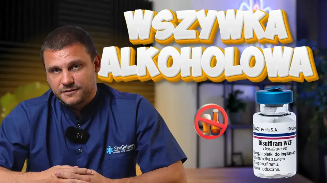 Mężczyzna w kitlu omawia wszywkę alkoholową. Obok buteleczka Disulfiramu WZF, czyli esperal. Co to jest i jak działa?