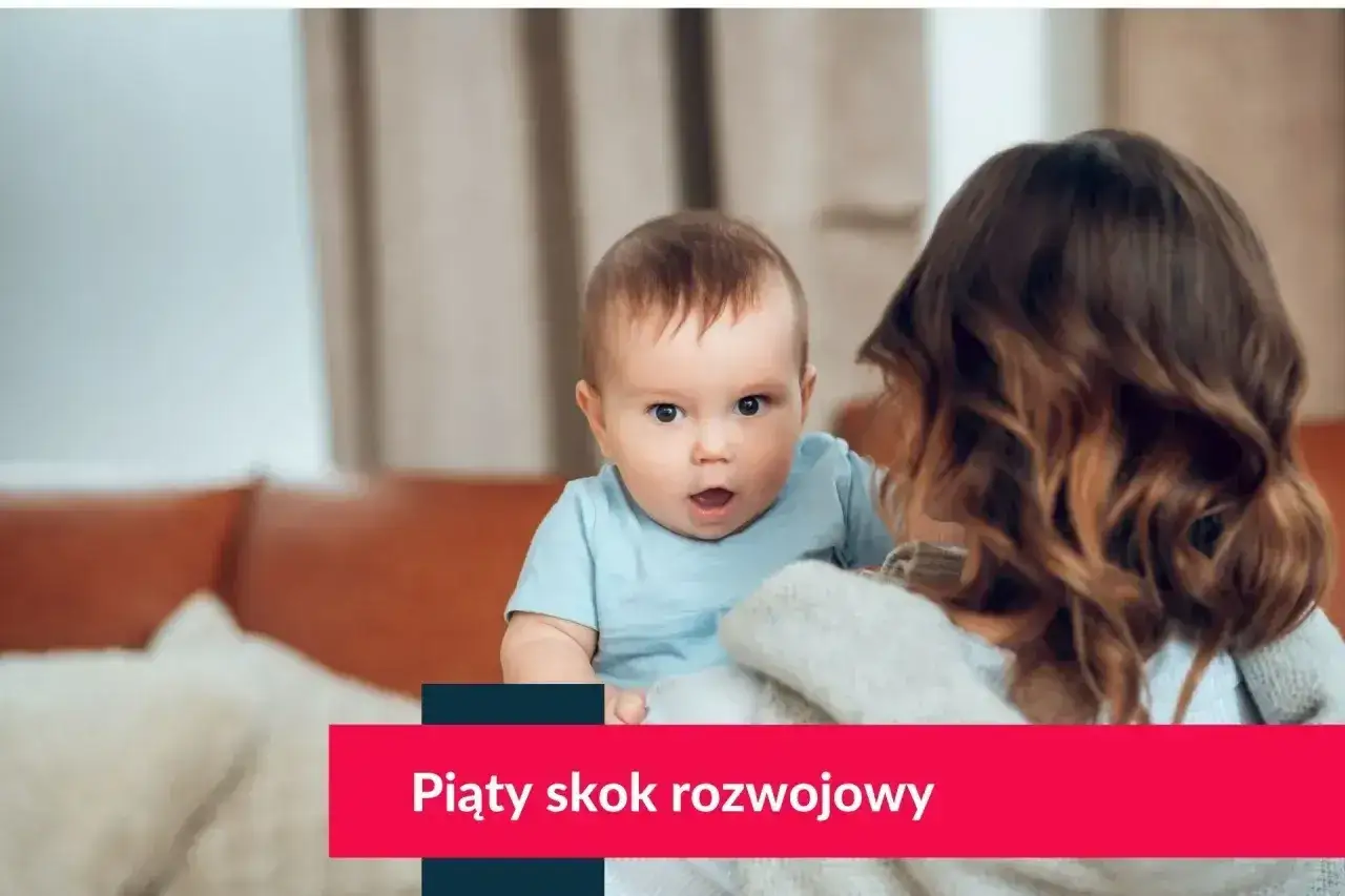 Maluch z zaciekawieniem patrzy na mamę, przeżywając kolejny skok rozwojowy.