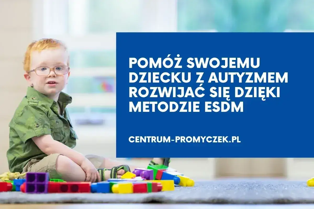 Chłopiec z autyzmem, w okularach, bawi się klockami. Pomóż swojemu dziecku z autyzmem rozwijać się dzięki metodzie ESDM.