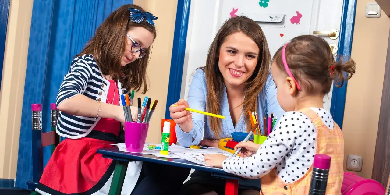Terapeuta pomaga dzieciom z autyzmem rozwijać umiejętności, skupiając się na ich fiksacjach i zainteresowaniach.