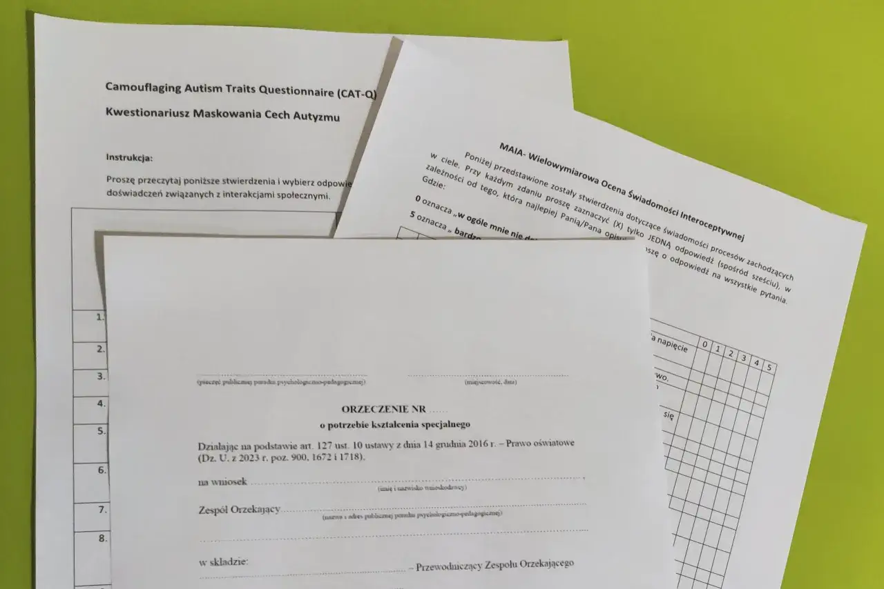 Kwestionariusz CAT-Q i MAIA, narzędzia do oceny cech autyzmu i świadomości interoceptywnej, mogą pomóc w diagnozie, np. w ramach testu na aspergera.