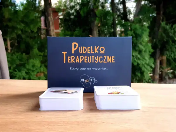 Pudełko terapeutyczne z kartami, które mogą być przykładowe formy terapii dziecka z zespołem Aspergera.