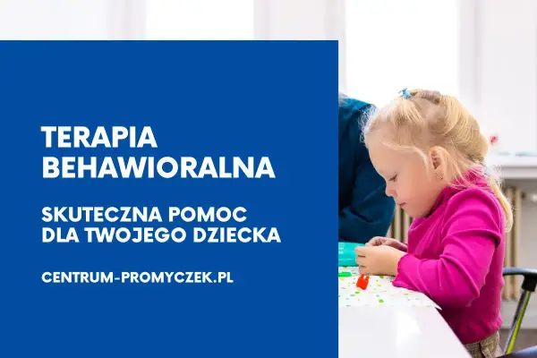 Terapia behawioralna dla dzieci: mała dziewczynka skupiona na zabawie klockami, wspierana przez terapeutę. Centrum-promyczek.pl