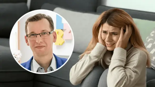 Mężczyzna w okularach i niebieskiej marynarce obok cierpiącej kobiety. Może to symbolizować pomoc w trudnym epizodzie psychicznym.